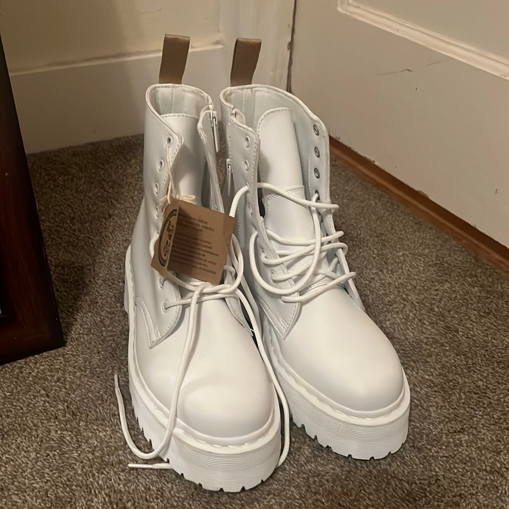 NWOT DOC MARTEN’S VEGAN JADON II BOOT KEMBLE MONO PLATFORMS SIZE 11